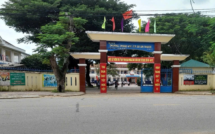 Học sinh phải dừng học để đi quét rác, phụ huynh bức xúc