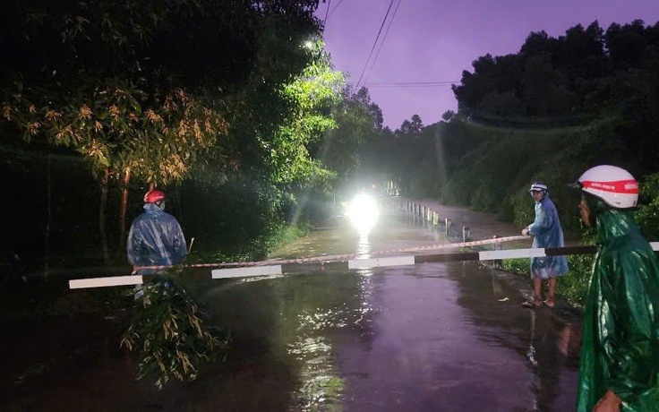 TP.Huế: Taxi bị nước lũ cuốn trôi, tài xế và hành khách kịp thoát hiểm