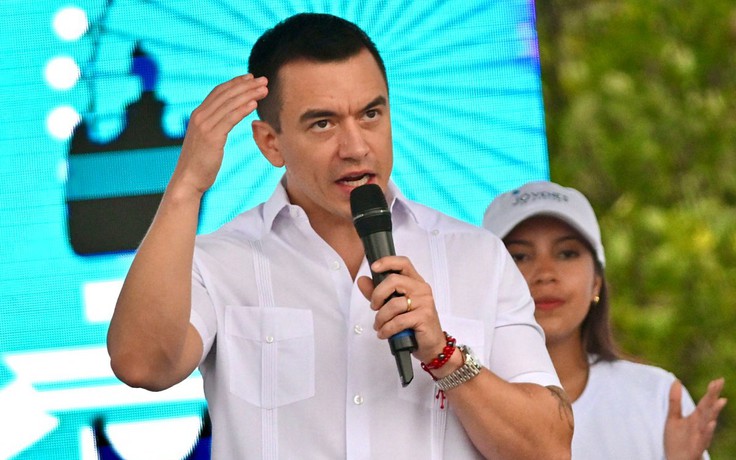 Tổng thống Ecuador đối mặt âm mưu đầu độc