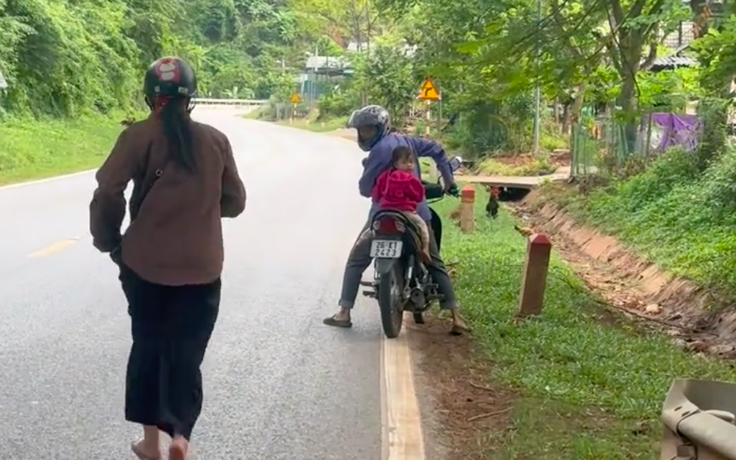 Người chồng để quên vợ khi đổ xăng, nhân viên đuổi theo 8 km 'trả lại'