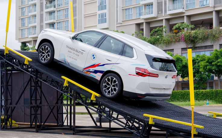 Lái xe số tự động dừng giữa dốc, dùng phanh tay hay phanh chân an toàn hơn?