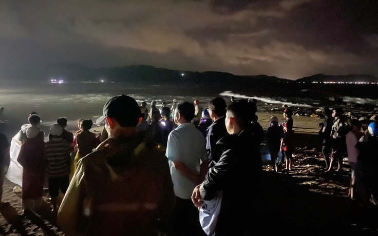 Hai người bị sóng cuốn mất tích ở biển Đắk Lắk