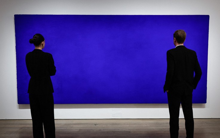 Tranh chỉ một màu xanh bán được 500 tỉ đồng