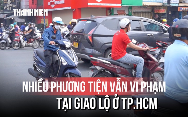 ‘Cấm đi thẳng, rẽ trái’ nhưng vẫn ào ạt đi sai tại giao lộ ở TP.HCM