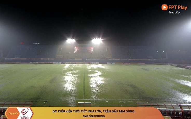 Trời mưa cực lớn, trận đấu Becamex TP.HCM - Hà Nội phải tạm dừng: Sân Gò Đậu kịch tính