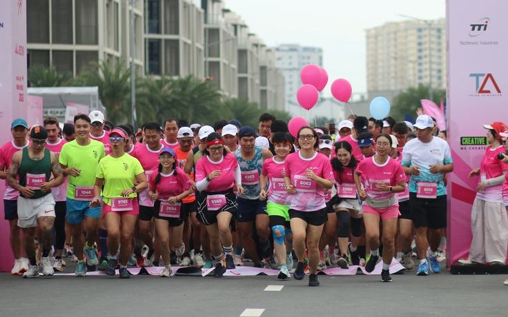 Sát cánh bên bệnh nhân ung thư vú tại giải chạy Hồng 2025