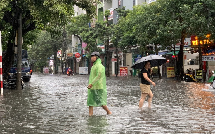 Tuy Hòa chìm trong 'biển nước', người dân bì bõm đi lại