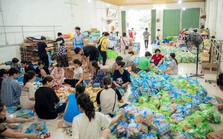 Tình người - ngọn lửa không bao giờ tắt giữa cơn lũ lịch sử