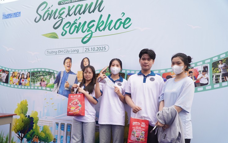 Sinh viên hào hứng đổi rác lấy quà, nhiệt tình tìm hiểu về sống xanh sống khỏe