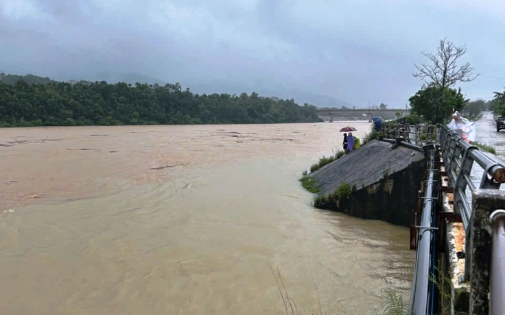 Miền Trung đang mưa rất to, lũ lên nhanh
