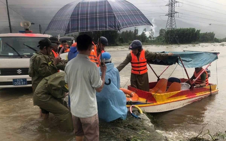 Đà Nẵng: Công an băng qua dòng nước xiết, đưa sản phụ đến bệnh viện