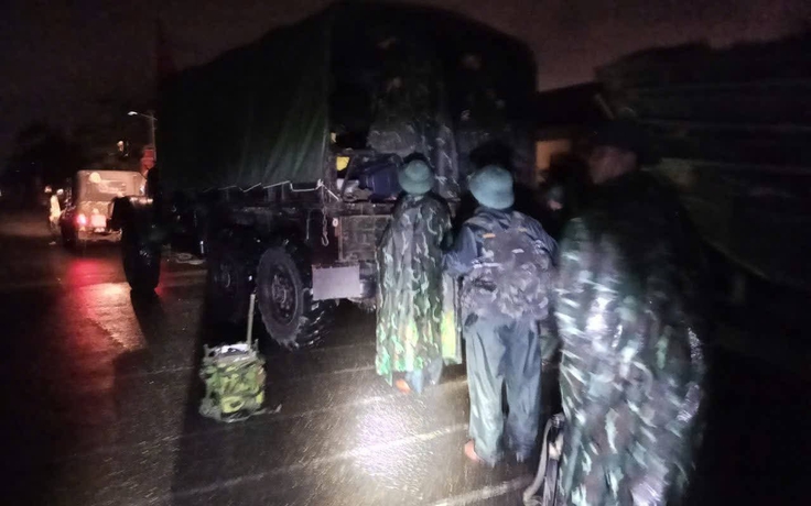 Lữ đoàn 270 hành quân xuyên đêm ứng cứu dân vùng lũ Đà Nẵng