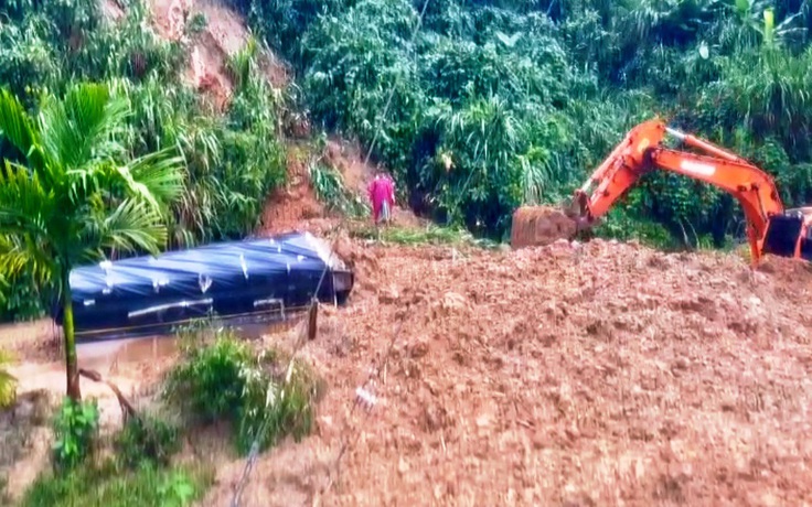 Đà Nẵng: Sạt lở vùi lấp xe tải, tài xế thoát chết trong gang tấc
