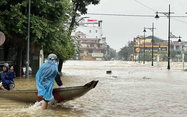 Huế mưa lớn gần 1,7 m trong 24 giờ, quân đội khẩn cấp ứng phó