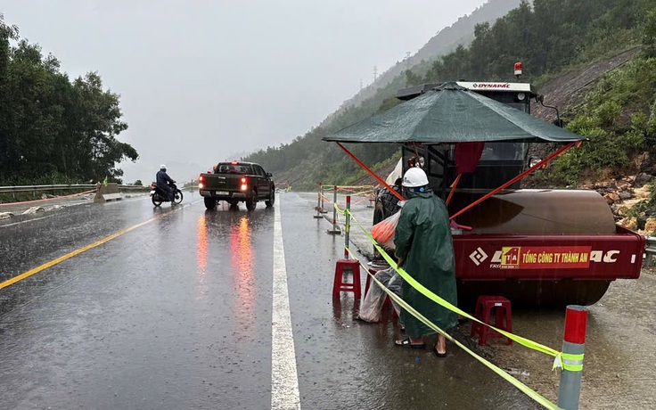 Khơi dòng, thoát lũ trên cao tốc La Sơn - Túy Loan