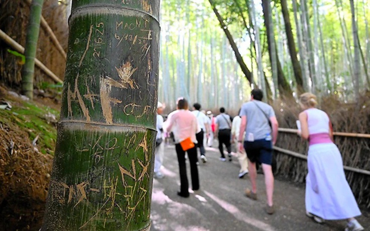 'Lưu danh' hay phá hoại ?