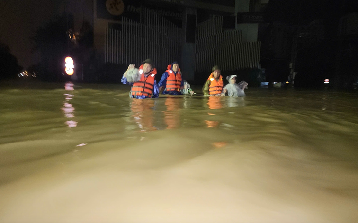 Hôm nay miền Trung tiếp tục mưa rất to, lũ lớn đạt đỉnh