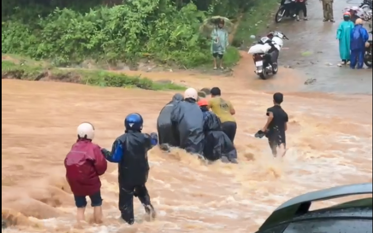 Mưa lớn, nhiều giáo viên vùng cao Quảng Trị bị kẹt trên đường đến trường