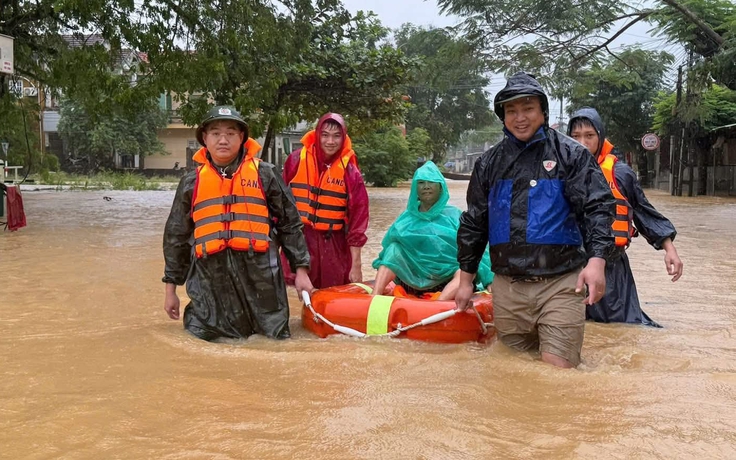 TP.Đà Nẵng: Công an vượt lũ, mang bình ô xy cho Mẹ Việt Nam anh hùng