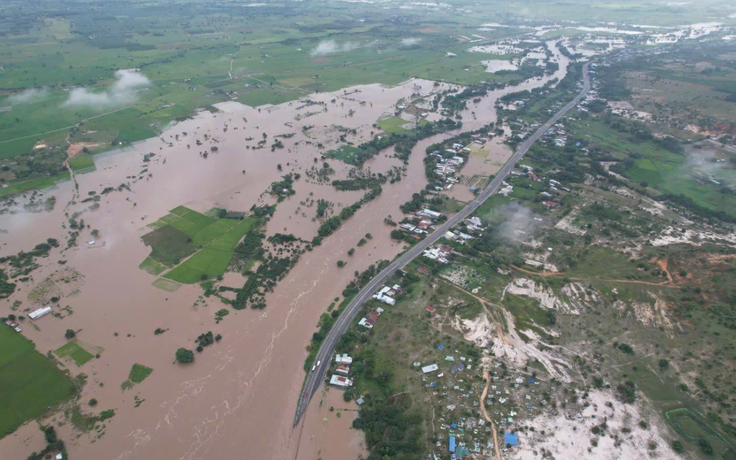 Mưa kỷ lục ở Phan Thiết, dân chạy lũ trong đêm