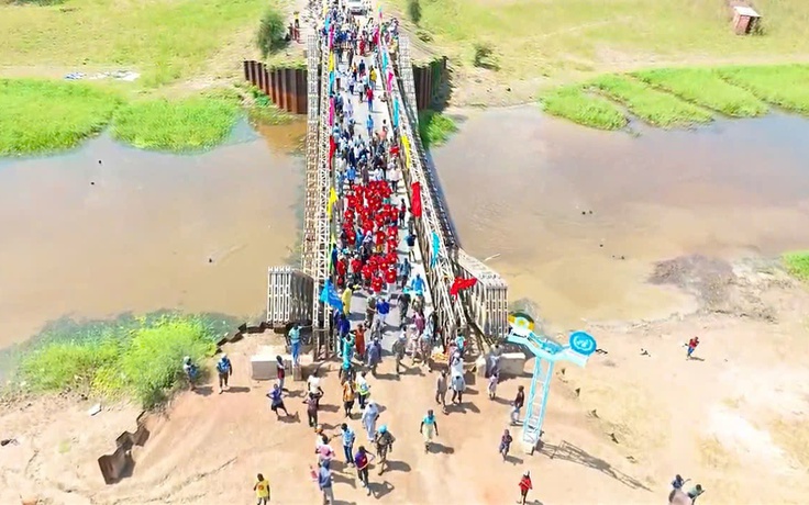 Người dân châu Phi nhảy múa trên cây cầu được chiến sĩ 'mũ nồi xanh' sửa chữa