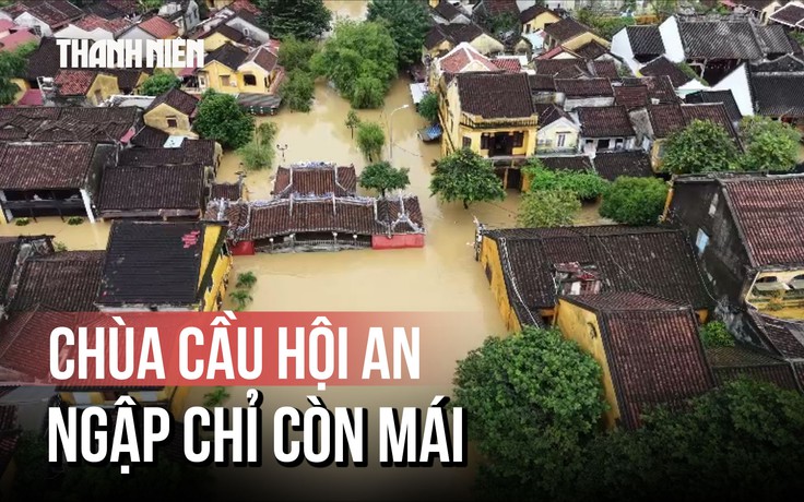 [FLYCAM] Chùa Cầu ngập chỉ còn mái, Hội An chìm trong nước lũ