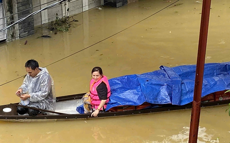 Những thùng mì gói, sữa đã đến tận tay người dân và bệnh nhân ở Huế