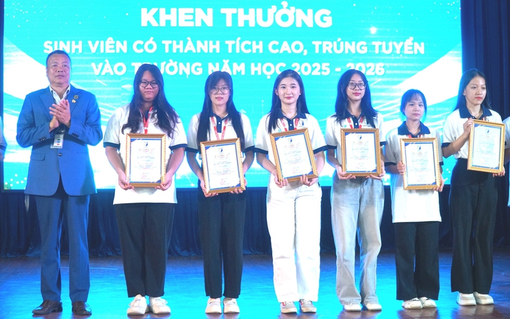 Học giỏi ở phổ thông, được trường cao đẳng cấp học bổng
