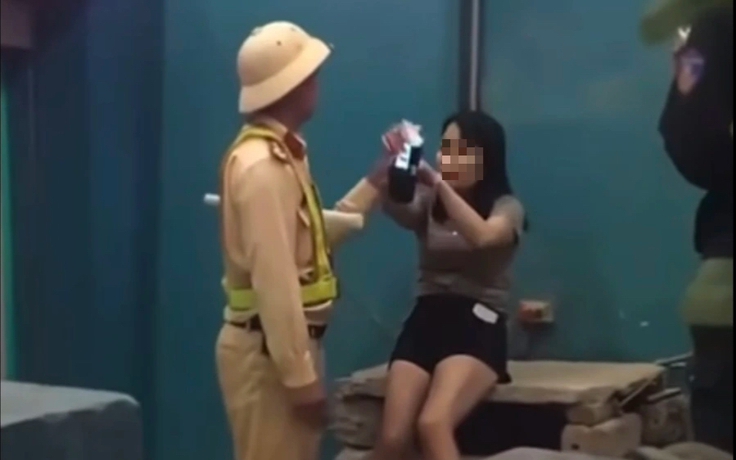 Nữ tài xế chạy xe vào nhà dân, hất văng máy đo nồng độ cồn của CSGT