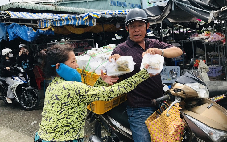 Miệt mài giao cơm chay từ thiện