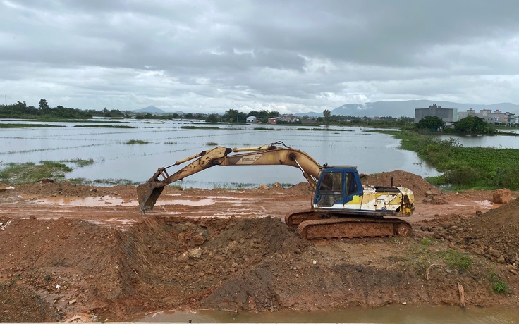 Tháo dỡ khẩn cấp đường công vụ cản trở thoát lũ