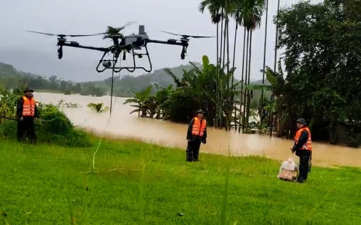 Quân đội đưa máy bay không người lái cứu trợ người dân bị cô lập