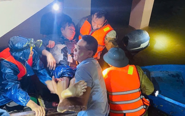 Cứu 2 người dân bị lũ cuốn ở TP.Huế