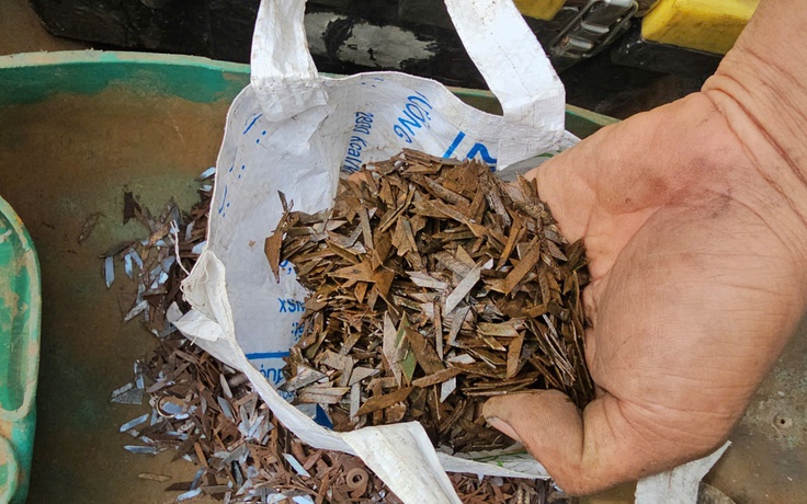 Choáng váng với vật sắc nhọn thu gom trên đường Đỗ Mười