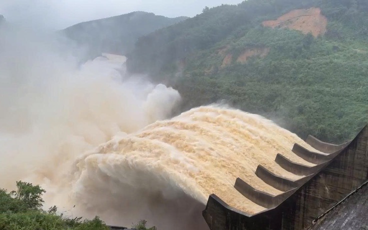 Thượng nguồn Huế mưa lớn, lũ sông Hương đang lên trở lại