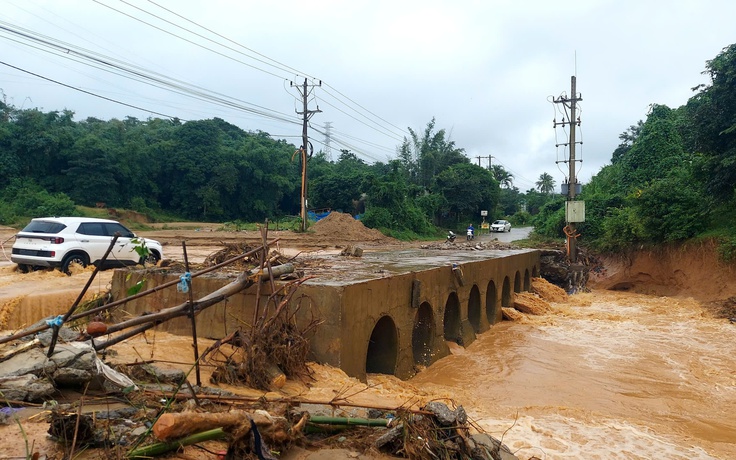 Quảng Trị: Giao thông chia cắt do cầu tạm của dự án điện gió cản trở dòng chảy