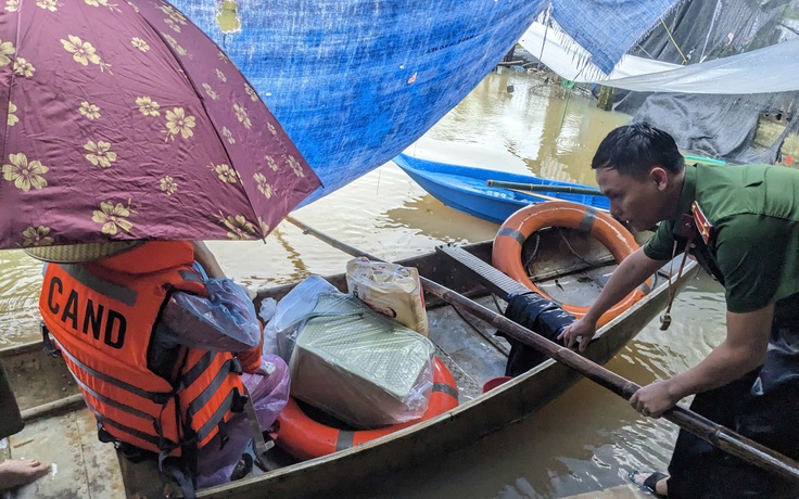 Quảng Ngãi: Công an vượt lũ đưa 2 mẹ con đi lánh nạn