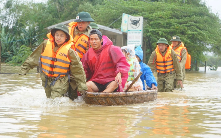 Công an Đà Nẵng vượt lũ đến với bà con