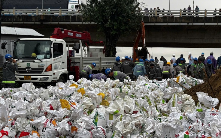 Dùng bao cát bịt miệng cống, ngăn nước lũ tràn vào trung tâm TP.Quảng Ngãi cũ