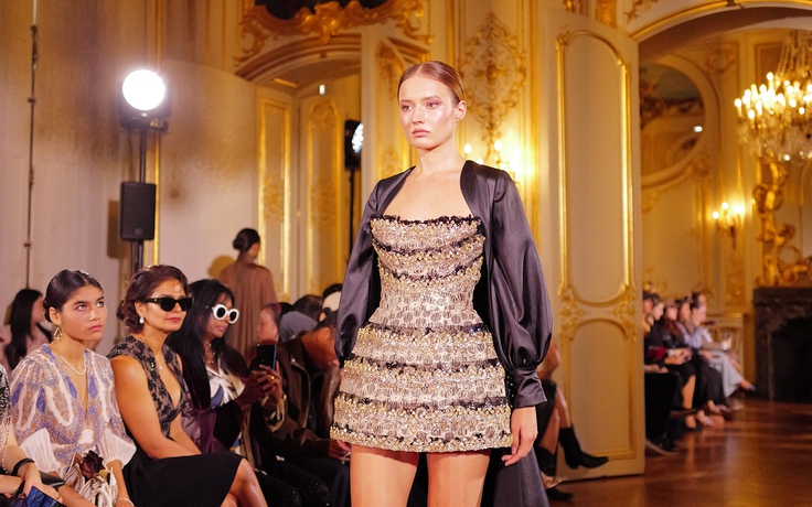 Váy dạ hội Việt tỏa sáng tại Paris