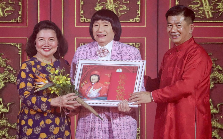 NSND Kim Cương, Minh Vương xúc động khi được tri ân trong ngày giỗ Tổ sân khấu