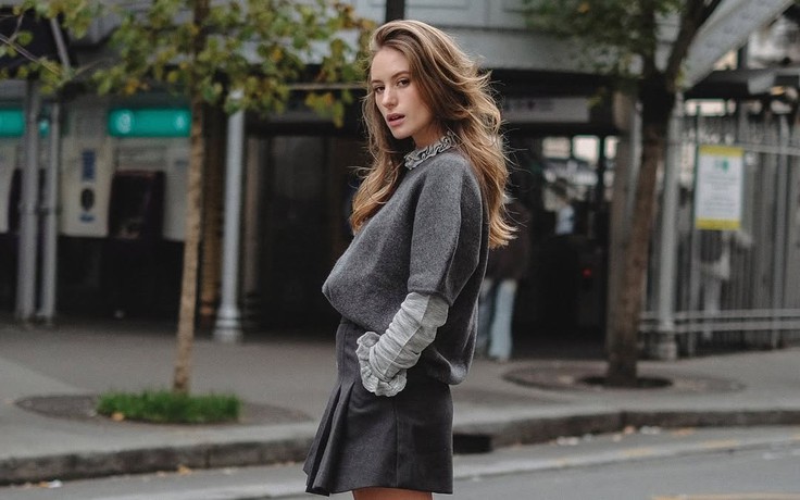 Cứ diện váy ngắn cùng bốt là tổng thể sẽ sang và chất