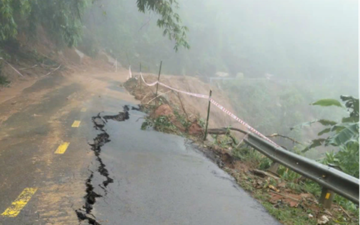 Sạt lở nghiêm trọng trên đèo Gia Bắc: Đường bị xé toạc