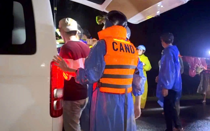 Đà Nẵng: Hành trình nghẹt thở xuyên đêm, cứu 3 nạn nhân mắc kẹt giữa lở núi