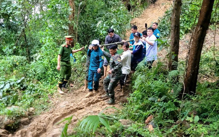 Quảng Ngãi: Dùng cáng băng rừng khiêng sản phụ từ vùng sạt lở đi cấp cứu