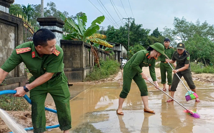 Công an đến Huế tiếp sức người dân dọn bùn sau lũ lịch sử