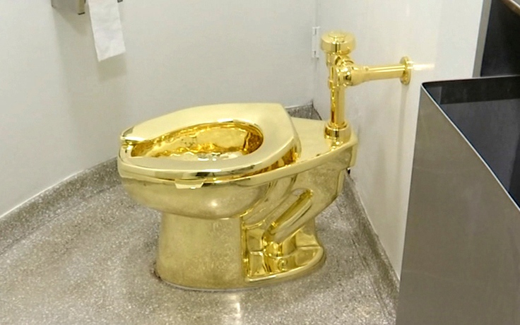 Đấu giá chiếc bồn cầu vàng nặng hơn 101 kg