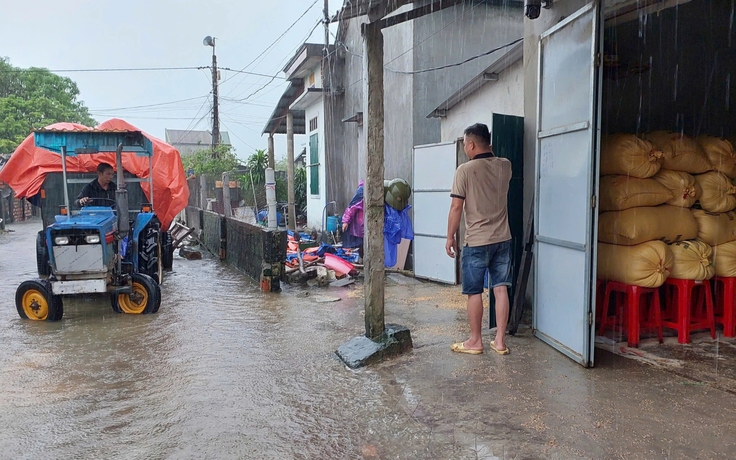 Quảng Trị: Nước lũ ngập nhiều nơi, người dân 'sơ tán' lúa bằng máy cày