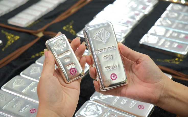 Giá vàng cao chót vót nhiều người trẻ chuyển sang thích chơi... bạc