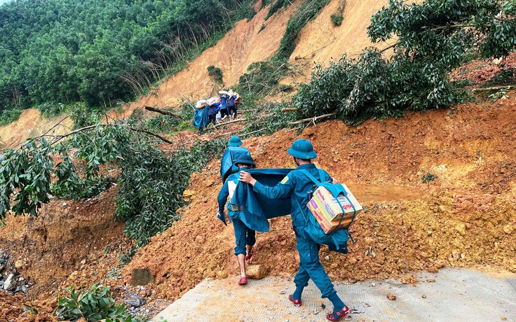 Xuyên rừng, vượt sạt lở cõng lương thực cứu trợ ngàn hộ dân bị cô lập